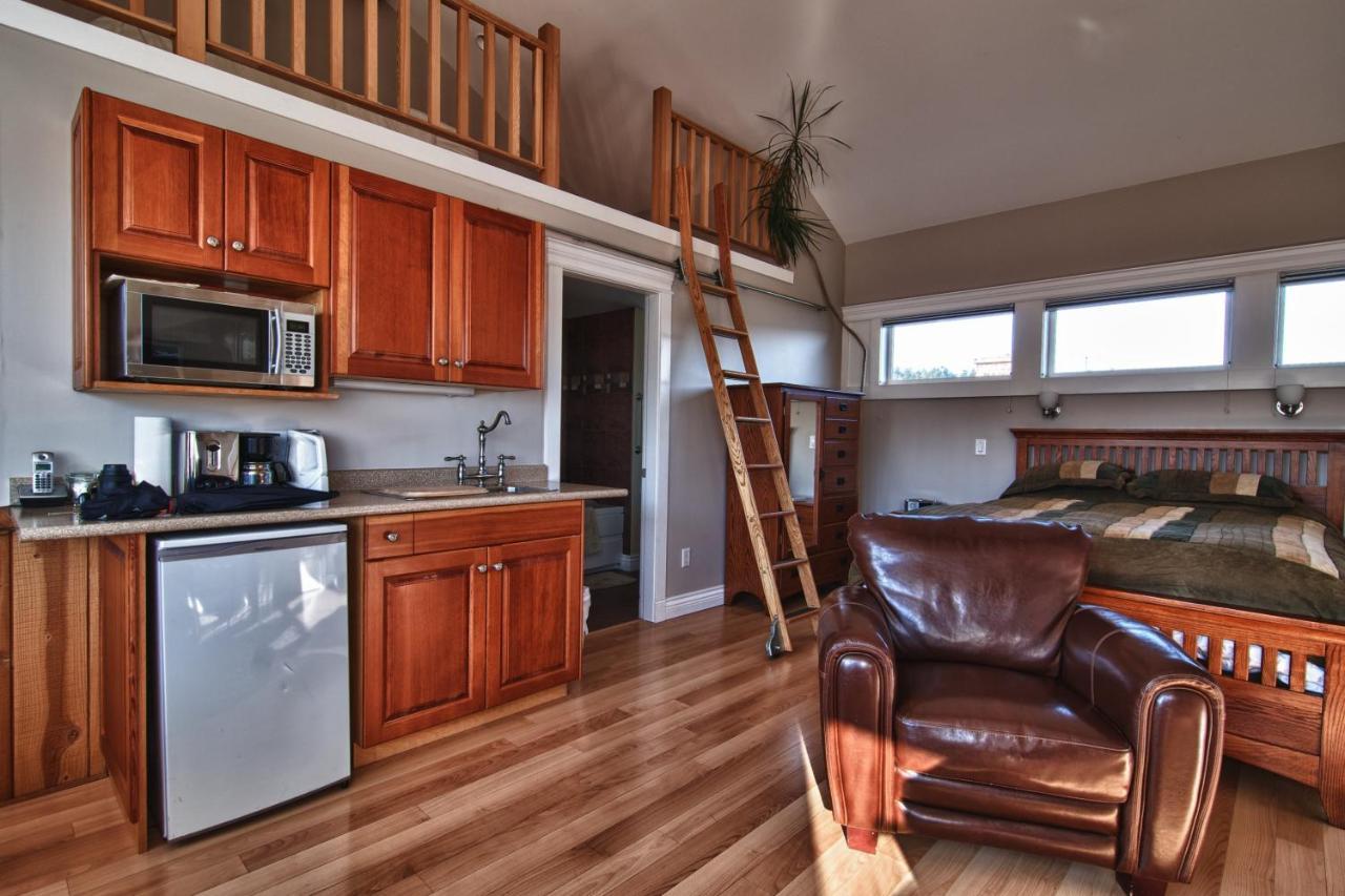 Birds Of A Feather Victoria Oceanfront Studio Suites Colwood Екстериор снимка