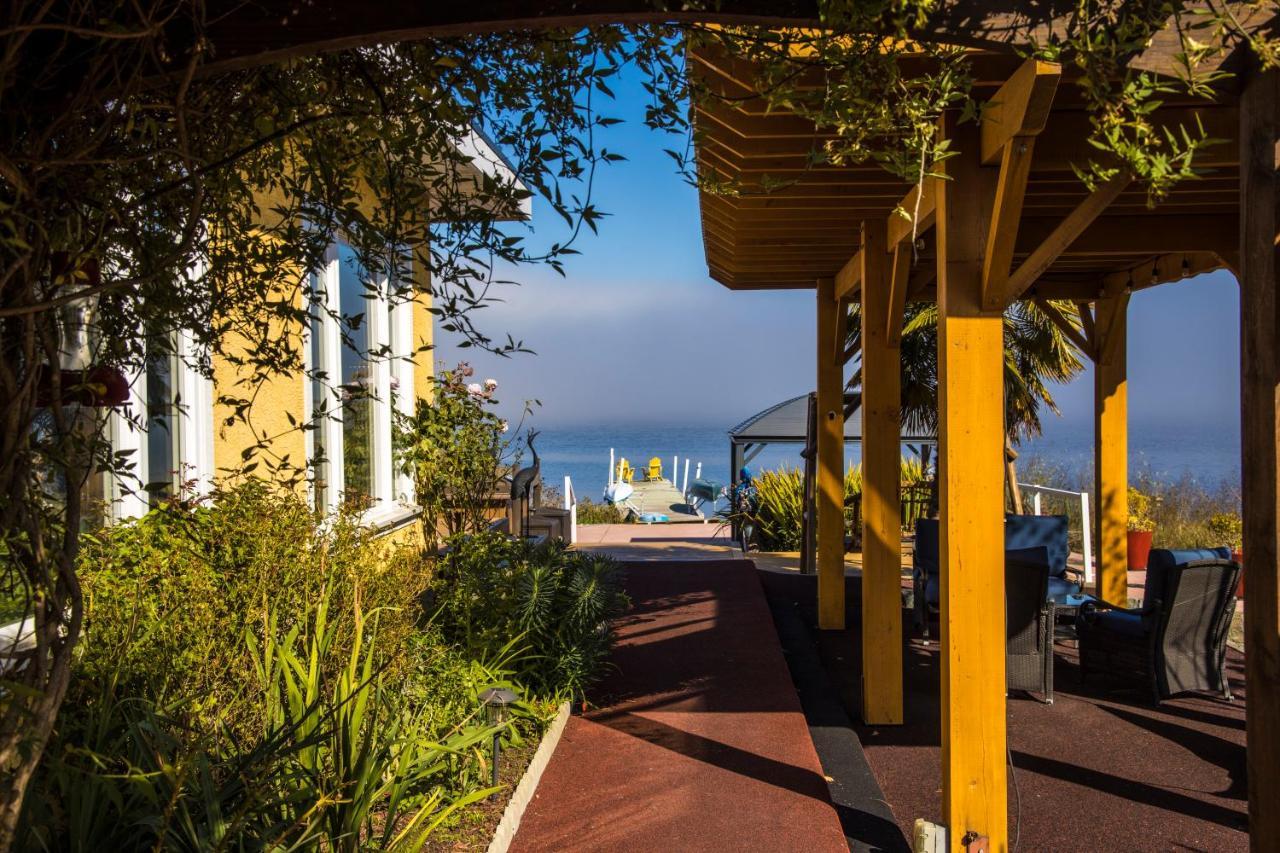 Birds Of A Feather Victoria Oceanfront Studio Suites Colwood Екстериор снимка