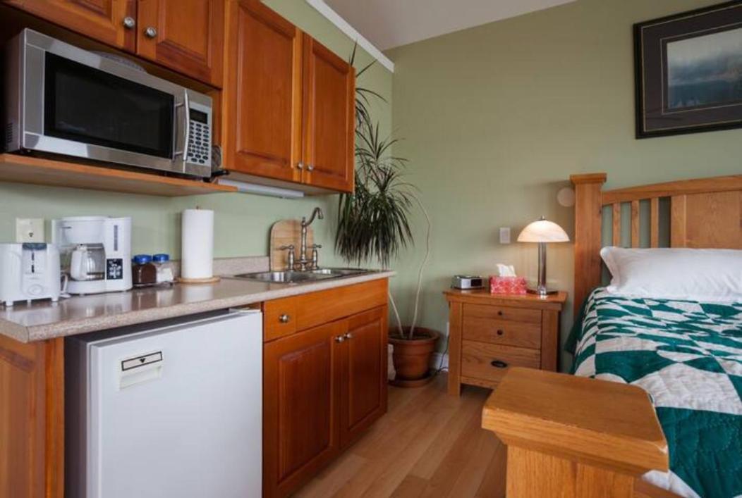 Birds Of A Feather Victoria Oceanfront Studio Suites Colwood Екстериор снимка