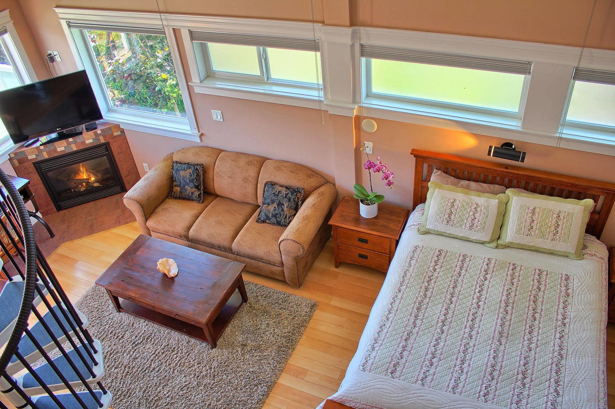 Birds Of A Feather Victoria Oceanfront Studio Suites Colwood Екстериор снимка
