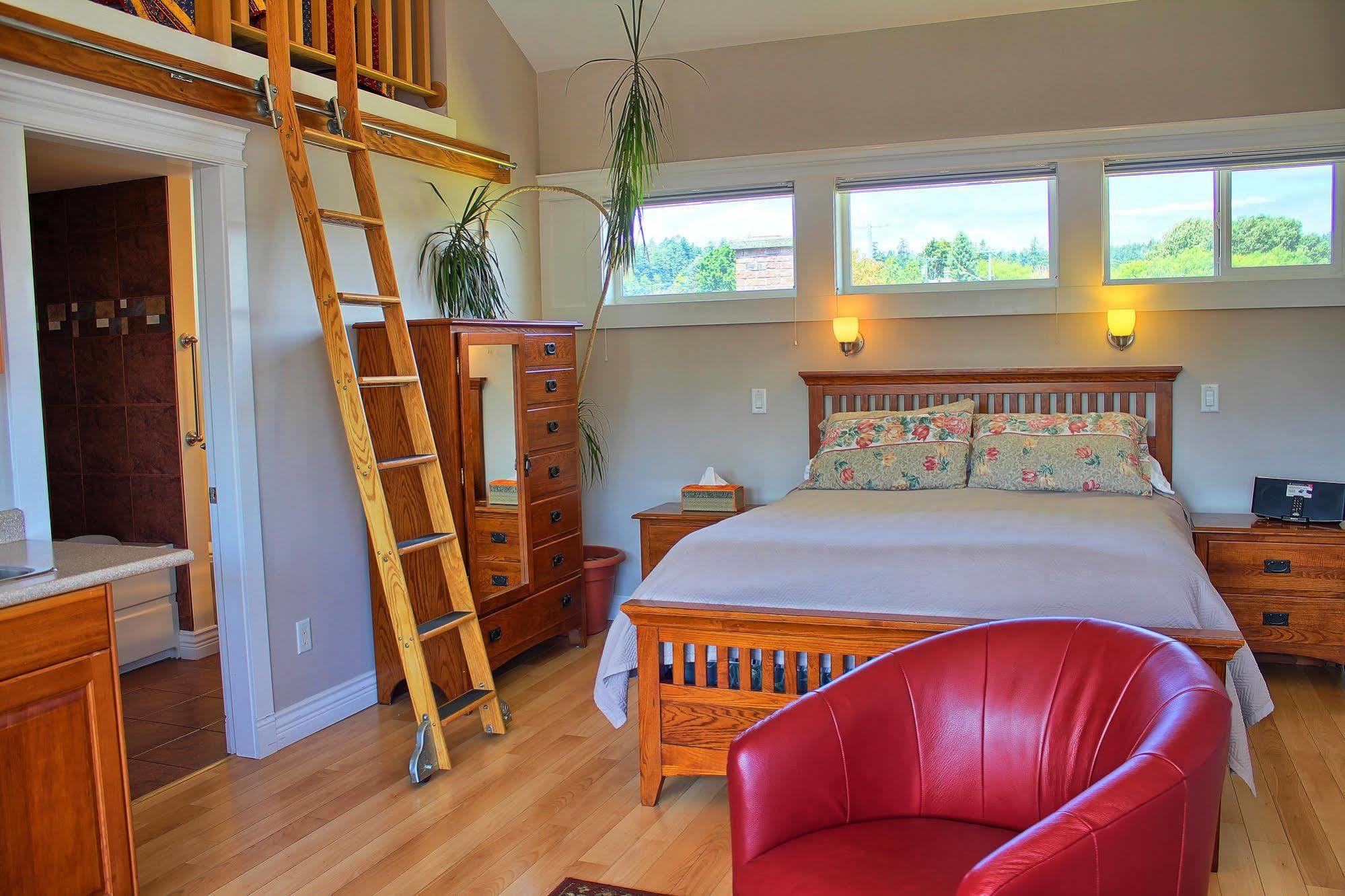 Birds Of A Feather Victoria Oceanfront Studio Suites Colwood Екстериор снимка