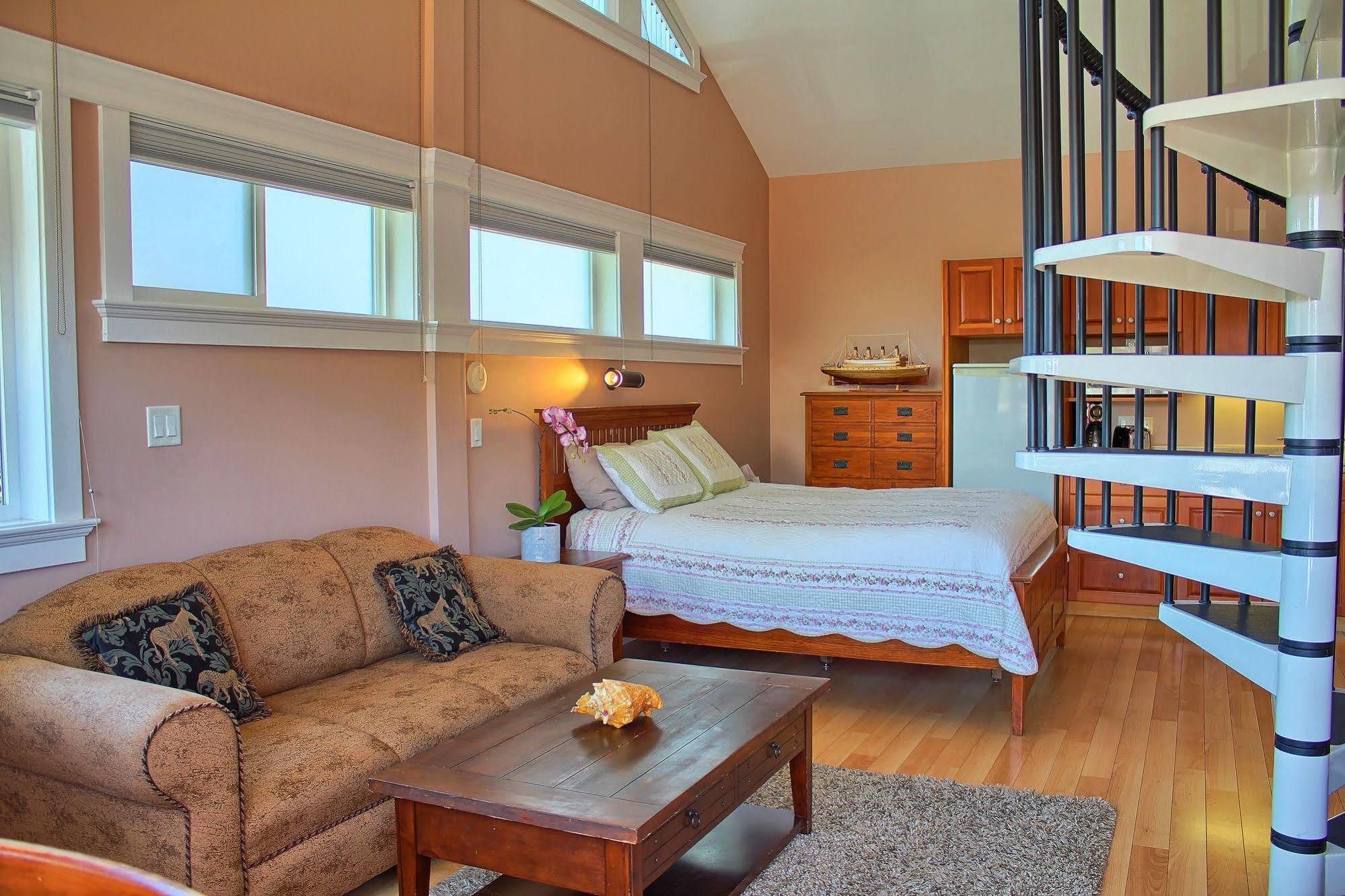 Birds Of A Feather Victoria Oceanfront Studio Suites Colwood Екстериор снимка