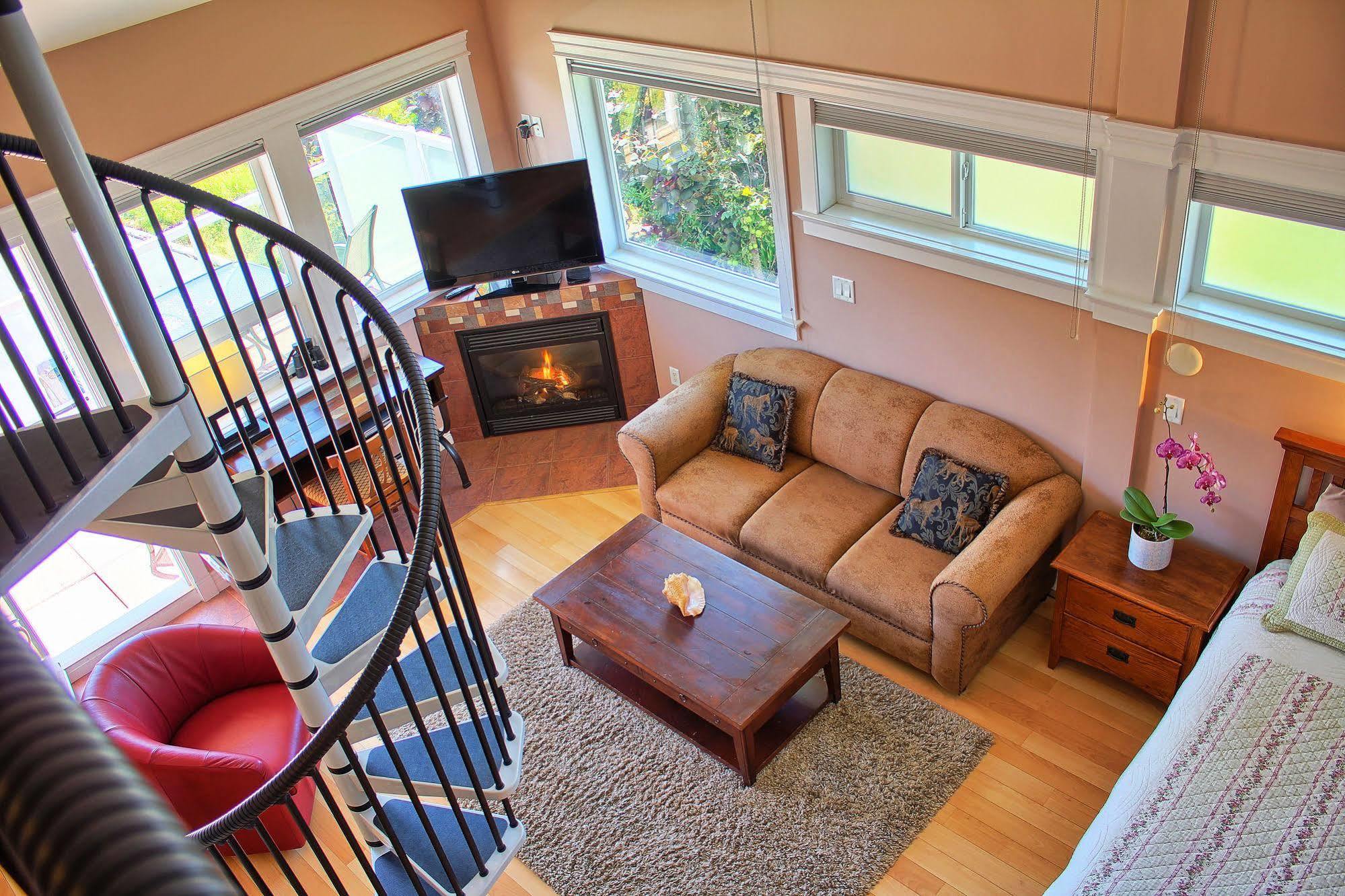 Birds Of A Feather Victoria Oceanfront Studio Suites Colwood Екстериор снимка