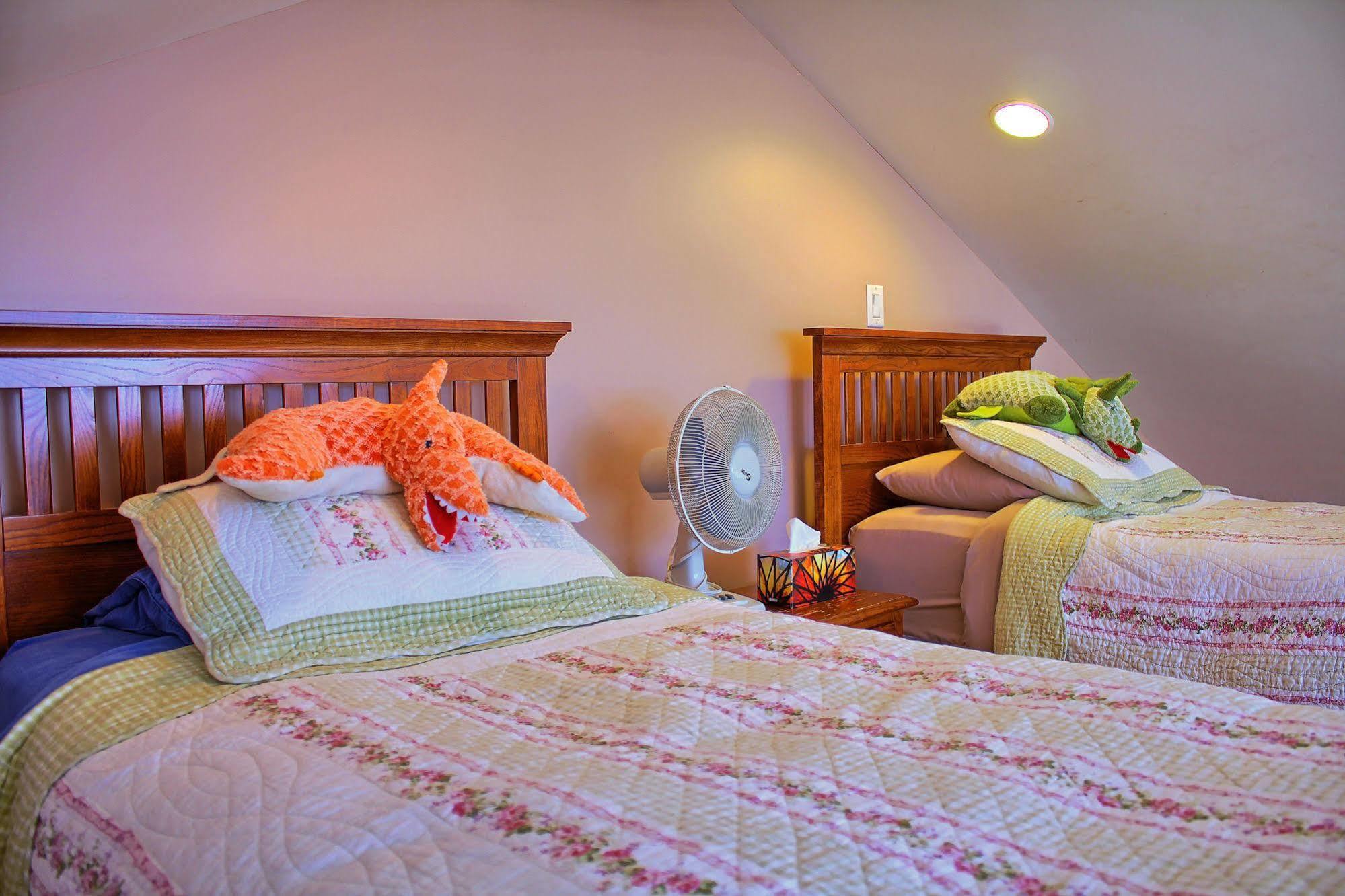 Birds Of A Feather Victoria Oceanfront Studio Suites Colwood Екстериор снимка
