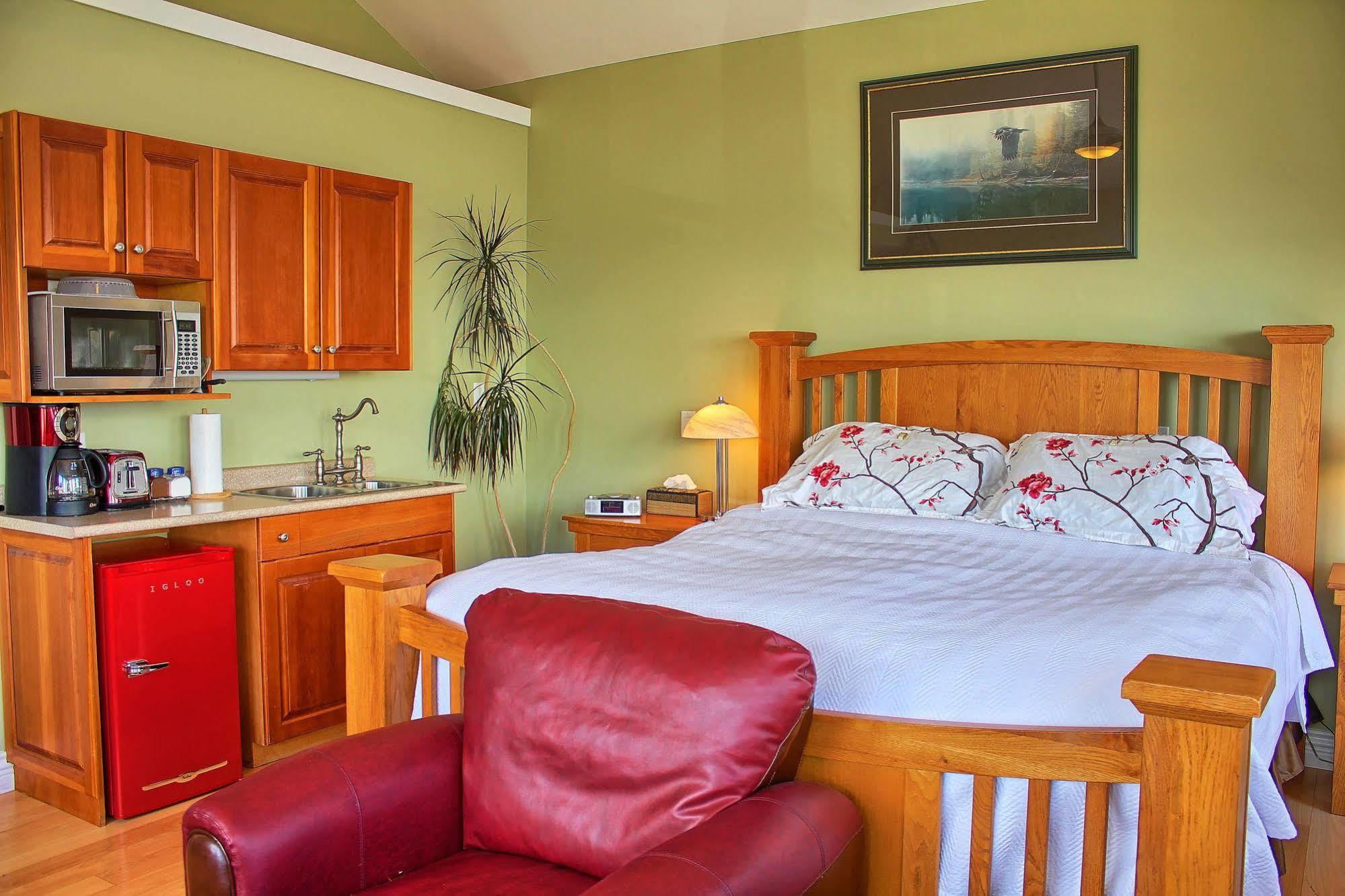 Birds Of A Feather Victoria Oceanfront Studio Suites Colwood Екстериор снимка